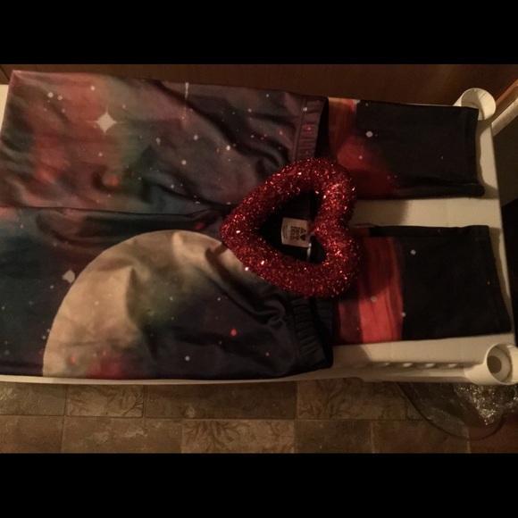 RareRear Sighting! Have the Outta-this-world Butt? - Picture 4 of 11